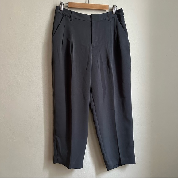 012/ madewell nl918 p10 Petite Pleated Tapered-Leg Pants in Easygoing Crepe - Picture 4 of 8